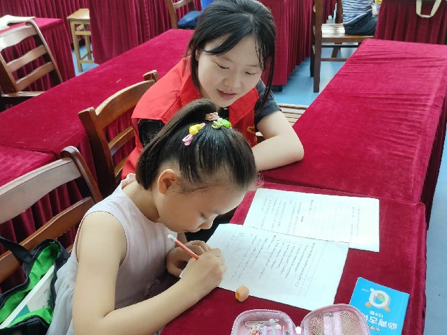 安徽學(xué)子“三下鄉(xiāng)”：保護(hù)牙齒，從我做起