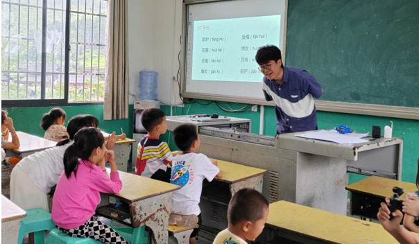 童語誦讀 ，推普筑夢——長安大學(xué)筑夢黔行實踐隊深入開