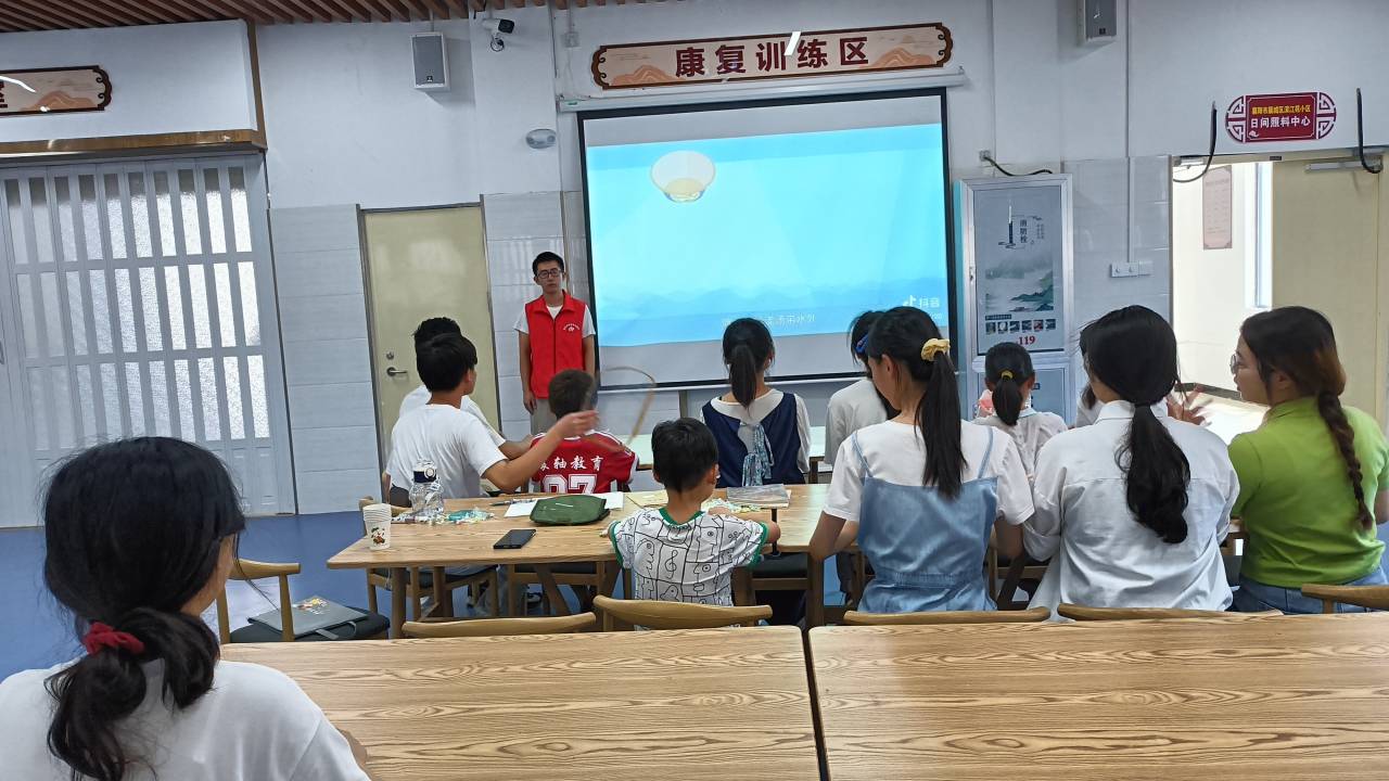 學(xué)習(xí)與玩耍相結(jié)合，構(gòu)建多彩暑假
