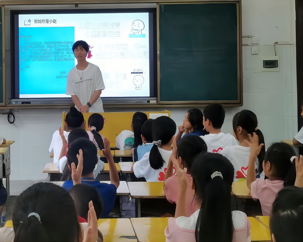 【青春建功，實踐鑄魂】足球構筑友誼橋梁，反霸凌共建和諧校園——中南大學湘雅公共衛生學院夏令營七彩課程持續推進！