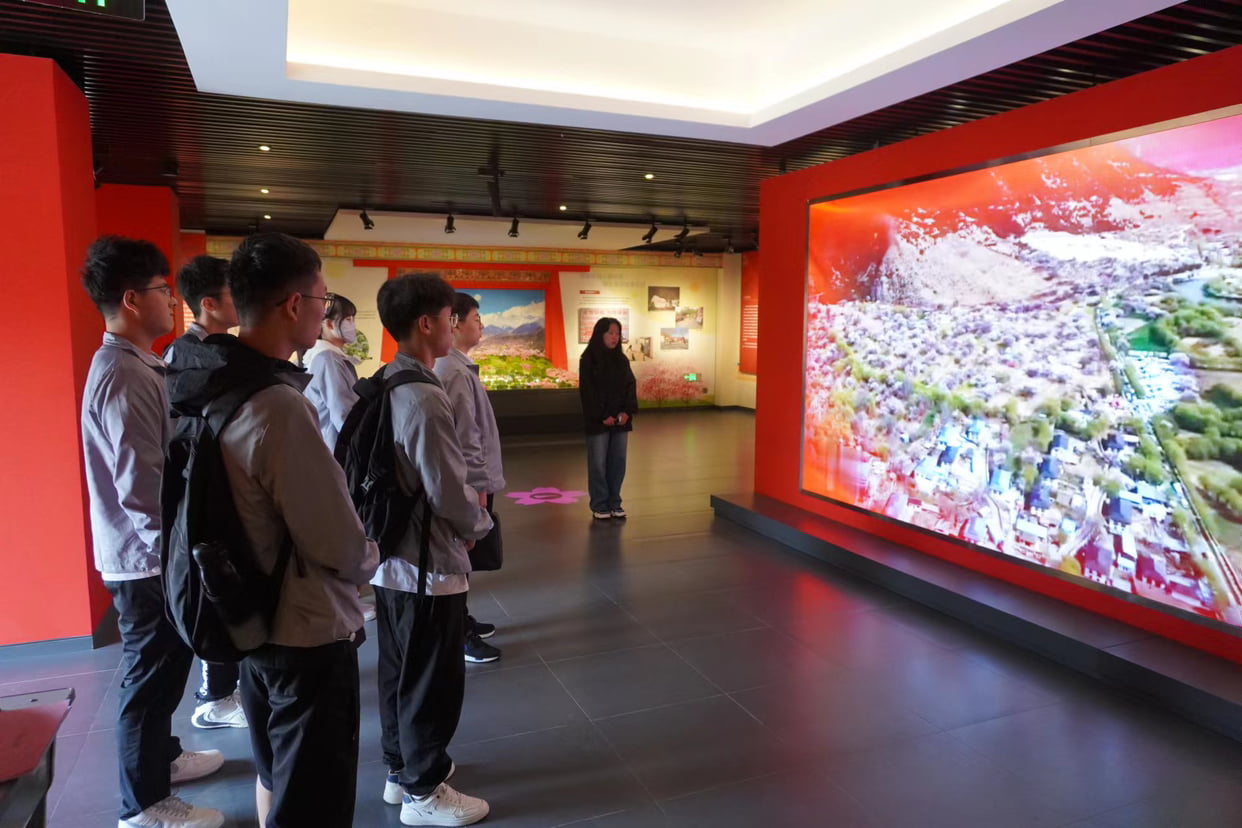 嘎拉村紅色研學(xué)主題教育展覽館開館，河南工業(yè)大學(xué)團(tuán)隊(duì)開展'團(tuán)結(jié)頌'主題黨日活動
