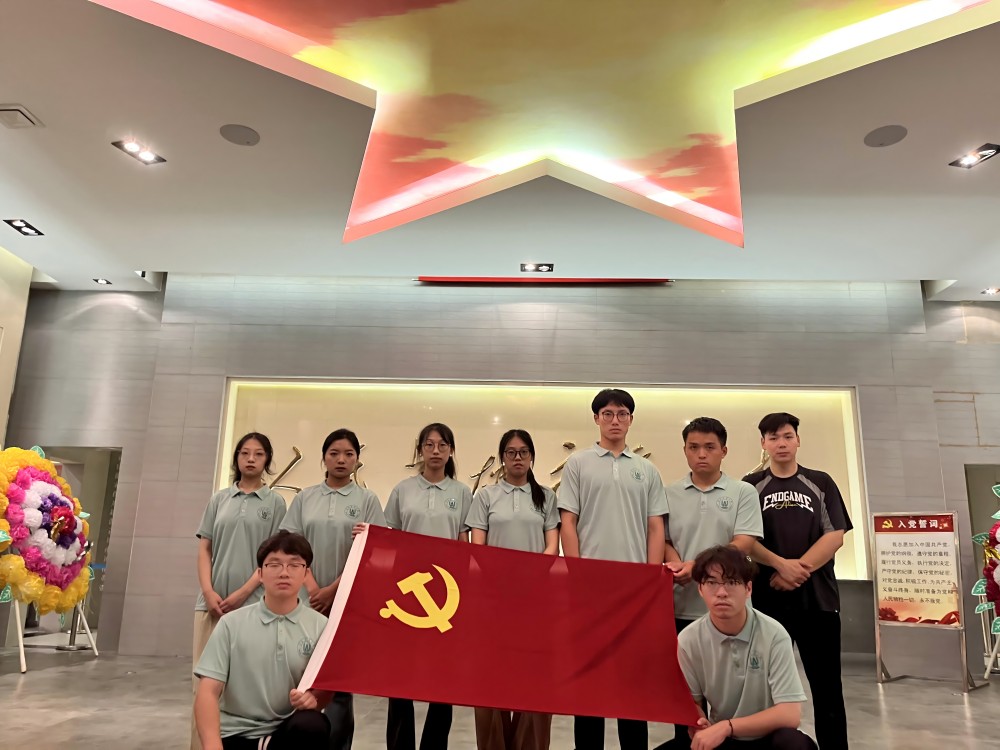 陵園靜謐思英烈，黨旗飄揚續輝煌