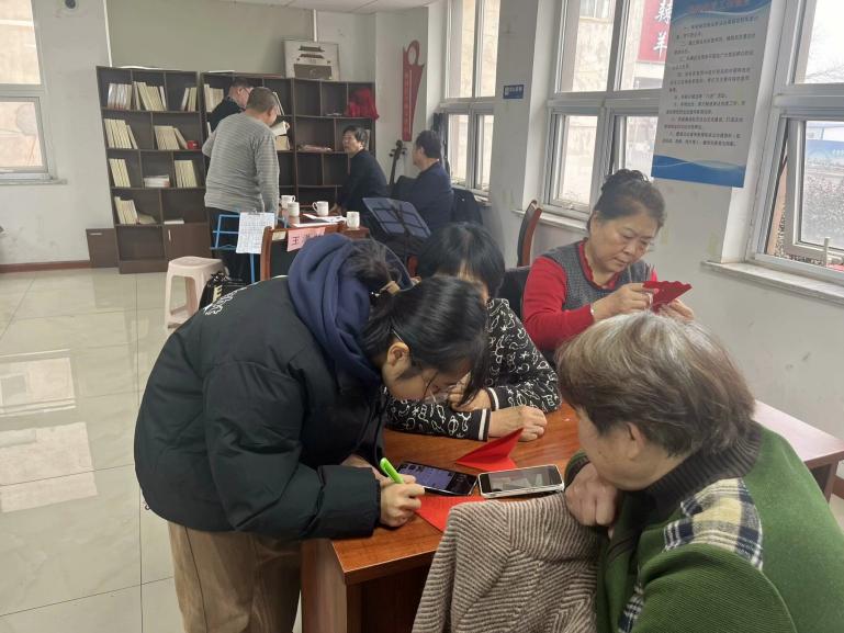 手把手教學(xué)深入社區(qū)，心連心剪紙?jiān)夙炐嘛L(fēng)