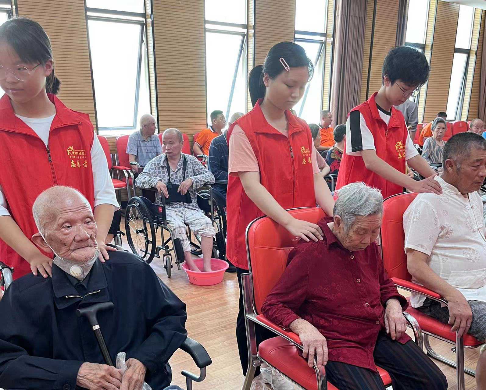 領(lǐng)航溫暖，傳遞愛心聚焦志愿關(guān)愛服務(wù)