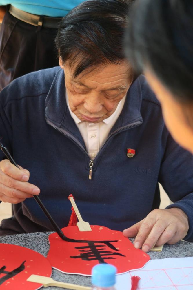 暖心服務(wù)，敬老花開 ——記文學(xué)院21級(jí)漢語言文學(xué)(教師教育）第一團(tuán)支部團(tuán)日立項(xiàng)活動(dòng)