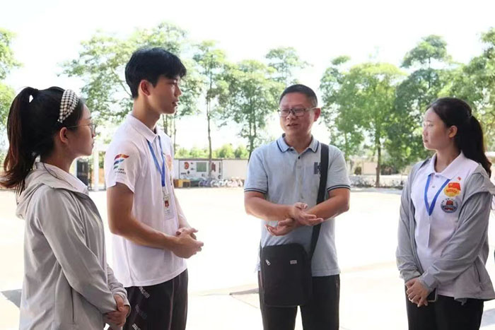 體育科學學院黨委副書記屈云一行至吳川市上杭中學關心慰問“萌芽”三下鄉(xiāng)社會實踐隊