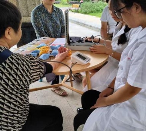 【薪火傳承——探尋中醫藥發展與文化傳播】“中醫文化進社區，愛心義診暖人心”——薪火實踐團杏林春滿小分隊深入貴州省遵義市綏陽縣天瑞祥和二期社區
