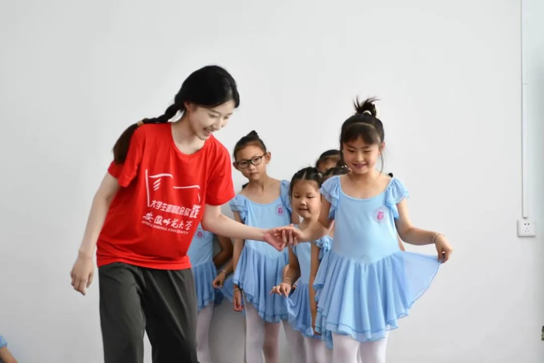 安徽學子三下鄉(xiāng)：和美鄉(xiāng)村聯(lián)非遺，青春賦能花鼓燈！