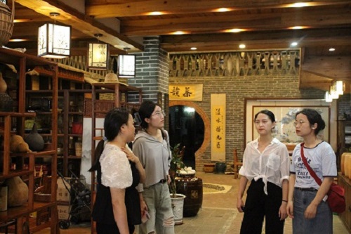 茶業(yè)發(fā)展 品牌先行|湘潭大學赴六堡茶鄉(xiāng)暑期社會實踐團深入調研梧州六堡茶企