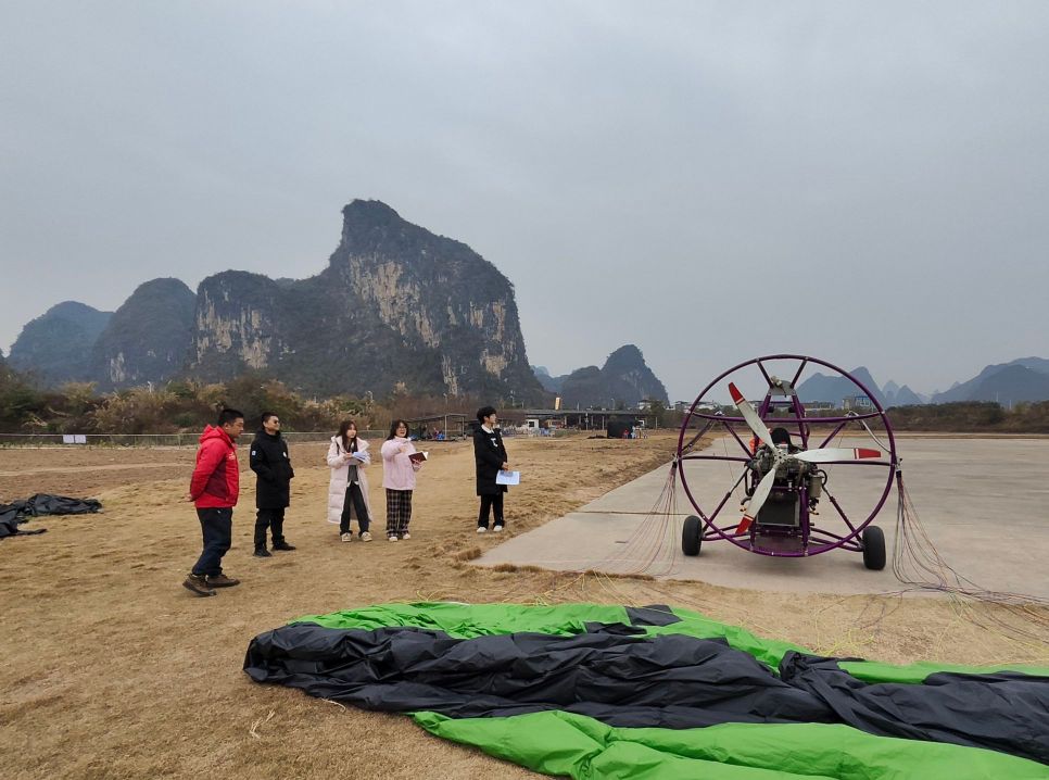 團(tuán)隊成員與負(fù)責(zé)人實地參觀設(shè)施