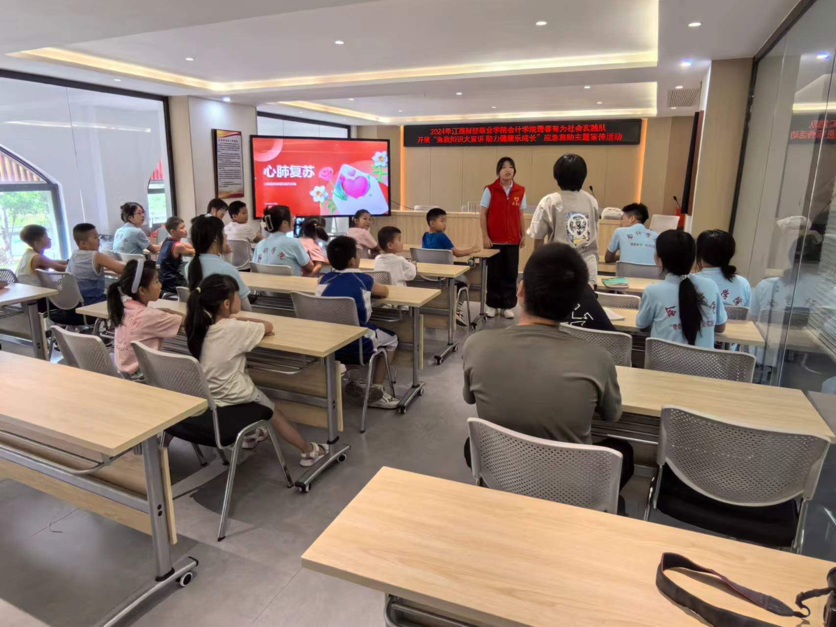 江西財經職業學院會計學院“青春有為”社會實踐隊聯合三里社區關工委聯合開展應急救助主題宣傳教育活動