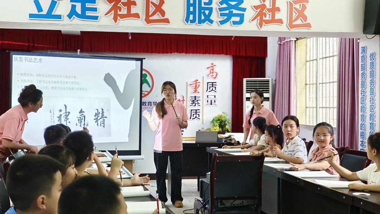 耕耘金色心田：“四葉草”習(xí)近平新時(shí)代中國特色社會(huì)主義思想宣講團(tuán)開展“以墨為底，感