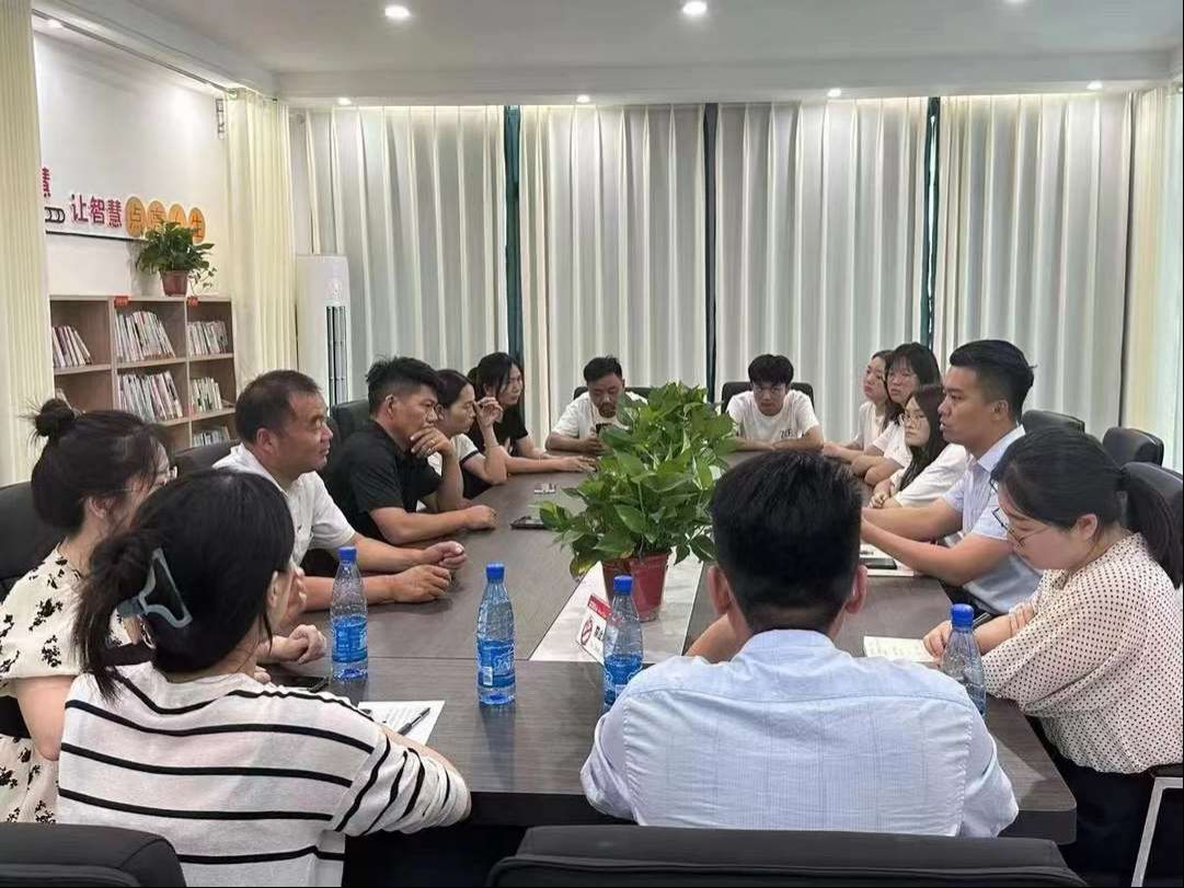 三下鄉“青耕河南 甜蜜興農”|鄭小商暑期社會實踐團與當地電商企業代表舉行座談會