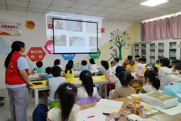 暑期社會(huì)實(shí)踐：“錘草印花，敲然而至”——武昌理工學(xué)院青春筑夢(mèng)通城志愿服務(wù)隊(duì)開(kāi)展非遺拓染活動(dòng)