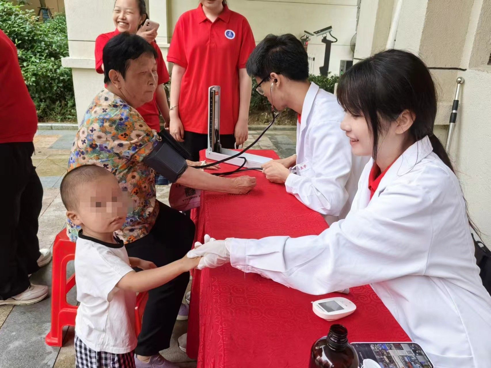 晚霞中的健康夢：安醫(yī)臨院學(xué)子關(guān)注老年人睡眠健康——“醫(yī)夢同行”社會實踐隊開展暑