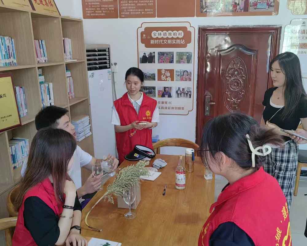 成都錦城學院三下鄉：助力直播助農，提高鄉村熱度