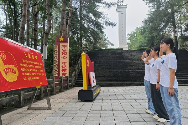 青山埋忠骨，鮮花祭英靈：前往岳西縣大別山烈士陵園