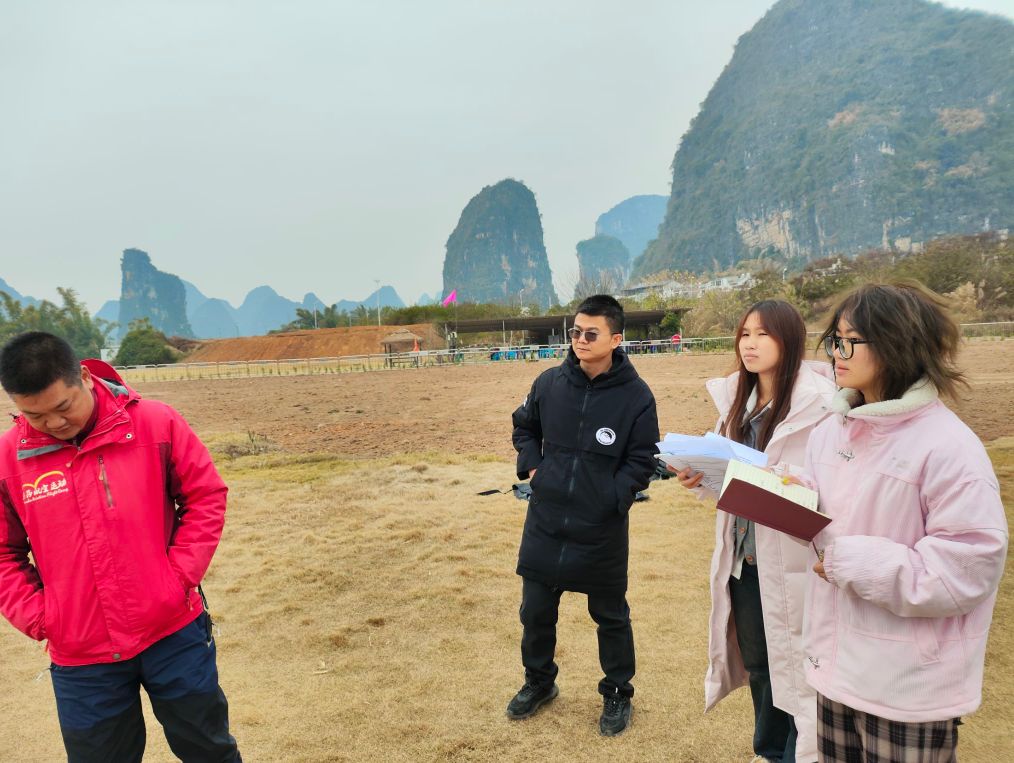 團(tuán)隊成員采訪景區(qū)滑翔傘教練