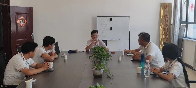 錦繡前程，電商筑夢(mèng)：劉文旋與疆君令，破繭成蝶的創(chuàng)業(yè)華章——石河子大學(xué)師范學(xué)院三下鄉(xiāng)發(fā)展成就觀察實(shí)踐團(tuán)深入第三師51團(tuán)12連走訪劉文旋圖木舒克市疆君令電子商務(wù)