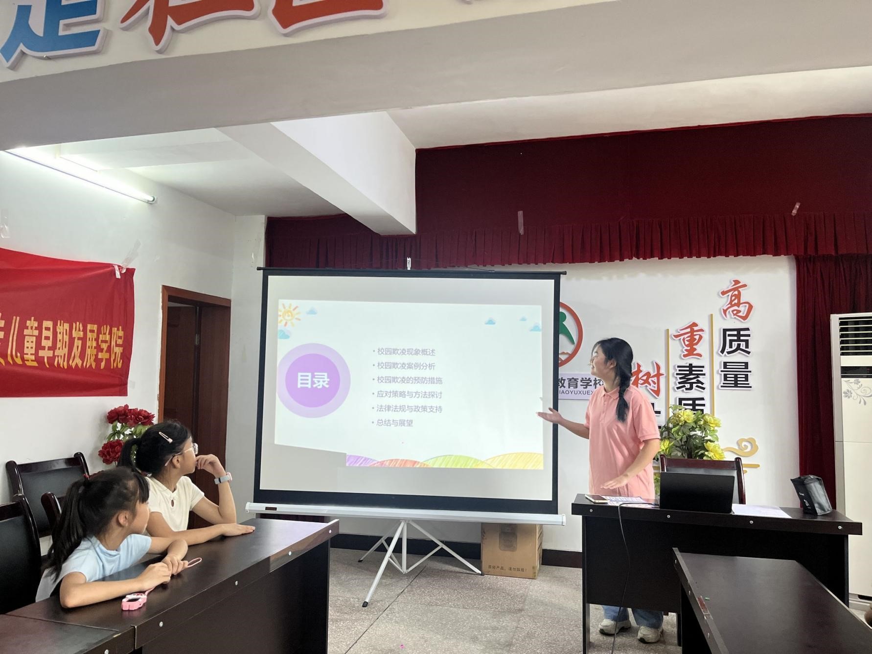共建七彩家園：“四葉草”習(xí)近平新時代中國特色社會主義思想宣講團(tuán)開展“法進(jìn)社區(qū)，德