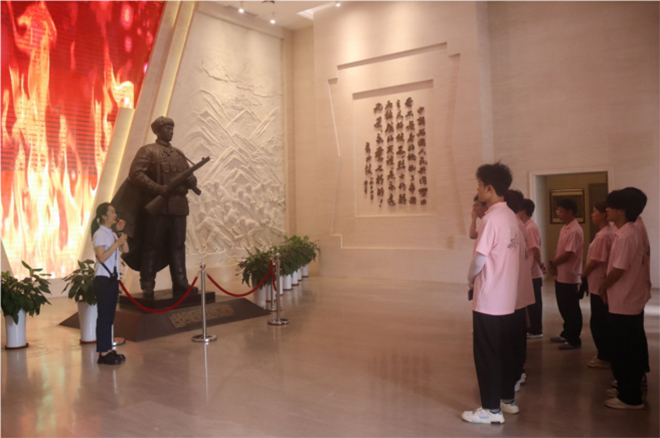 重慶城市管理職業(yè)學院“三下鄉(xiāng)”團隊深情緬懷邱少云烈士