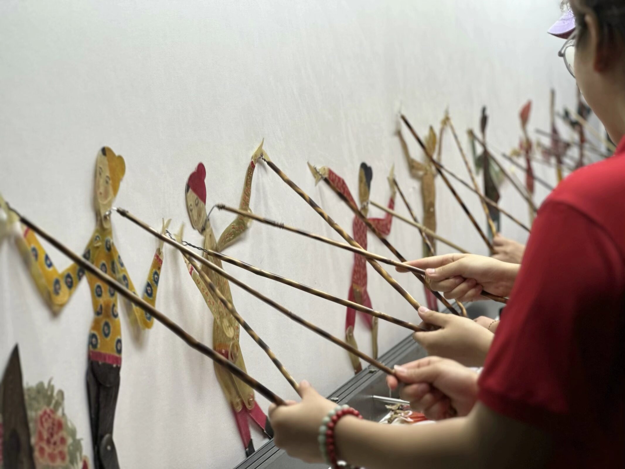 光影交織，皮影傳承——西南石油大學(xué)電氣信息學(xué)院影韻傳承暑期社會實踐隊赴閬中王皮影博物館學(xué)習(xí)皮影表演