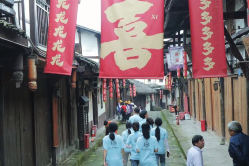 重慶外語外事學(xué)院學(xué)子三下鄉(xiāng)：承非遺陰米酥，繪豐盛輝煌篇