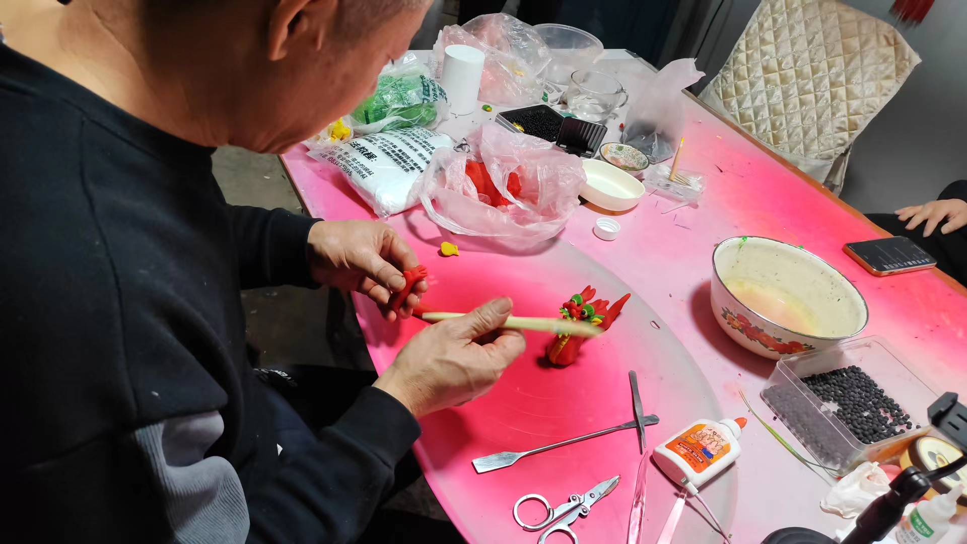 蘭理學(xué)子返家鄉(xiāng)：四十年如一日堅守，徐兒燈彰顯工匠精神