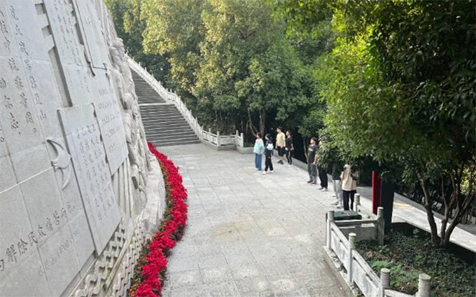 “不忘初心，牢記使命”——參觀烈士陵園