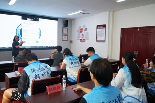 圖為調(diào)研隊(duì)成員在聽(tīng)取溯源治理工作的報(bào)告。